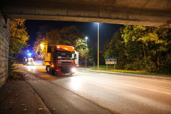 Crash zwischen LKW und PKW in Wels-Pernau fordert eine verletzte Person