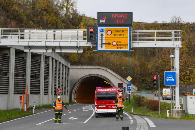 Rauchender LKW-Reifen im Tunnel Grünburg löste Großeinsatz aus