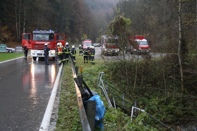 Auto bei Unfall auf der Nibelungen Straße kopfüber im Bach gelandet