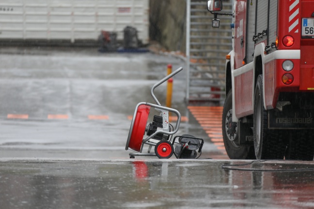 Feuerwehr bei erneutem Gasalarm in Industriebetrieb in Kirchdorf an der Krems im Einsatz