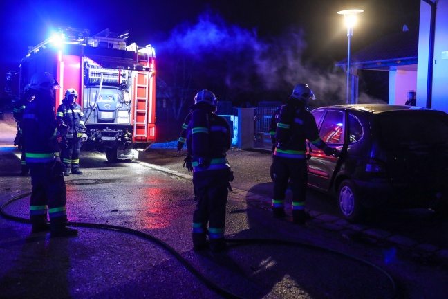 Brand im Innenraum eines Fahrzeuges in Wels-Pernau rasch gelöscht