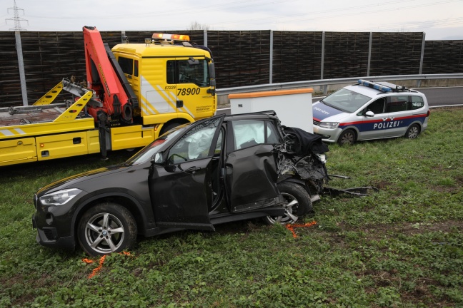 Tödlicher Verkehrsunfall zwischen LKW und PKW auf der Westautobahn bei Linz