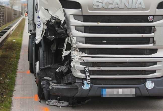 Tödlicher Verkehrsunfall zwischen LKW und PKW auf der Westautobahn bei Linz