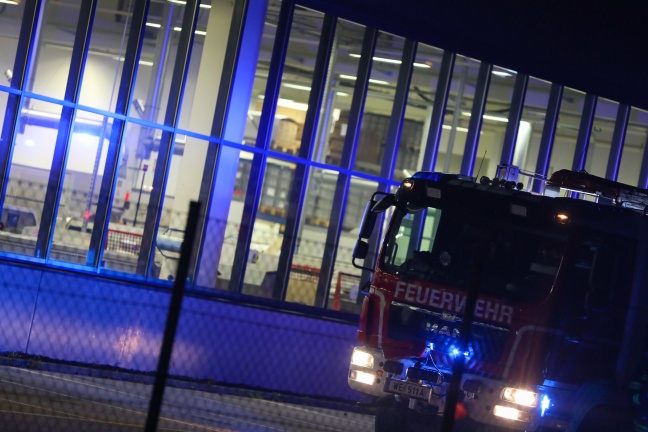 Brand in Produktionshalle in Wels-Waidhausen vor Eintreffen der Feuerwehr gelöscht