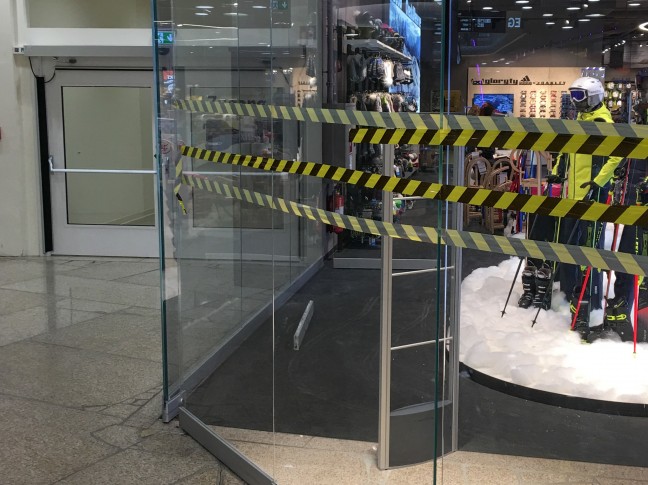 Erneut Unfall mit Glastüre in einem Einkaufszentrum in Pasching