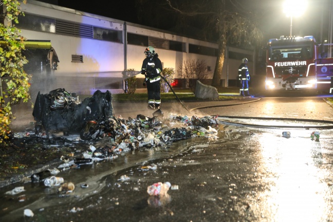 Brand eines Müllcontainers in Wels-Lichtenegg sorgt für Einsatz der Feuerwehr