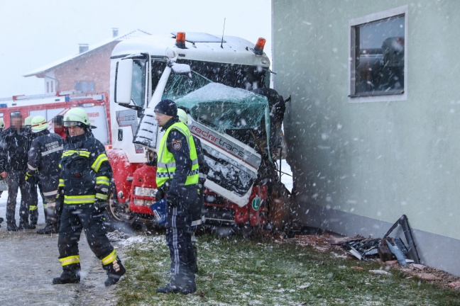 Schwerer Verkehrsunfall mit Milchtransporter in Eschenau im Hausruckkreis