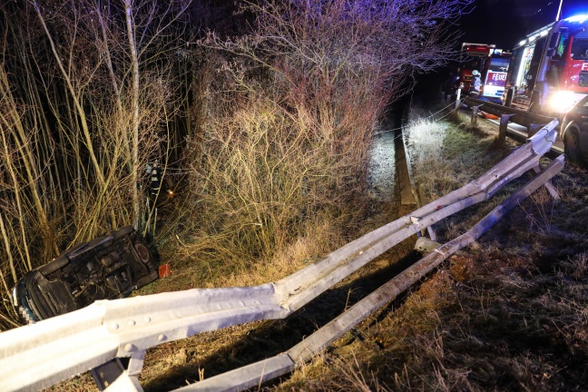 Unfall in Steinerkirchen an der Traun - Zwei Autos nacheinander in Wald gestürzt