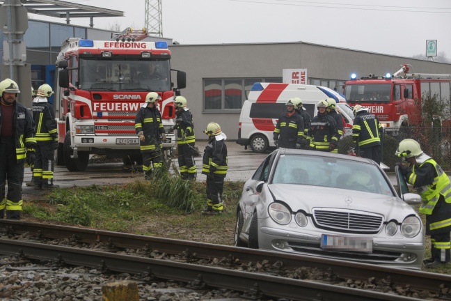 Auto kollidiert auf Bahnübergang in Hinzenbach mit Regionalzug