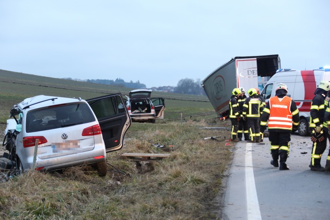 Tödliche Kollision zwischen LKW und zwei PKW auf Innviertler Straße in Grieskirchen