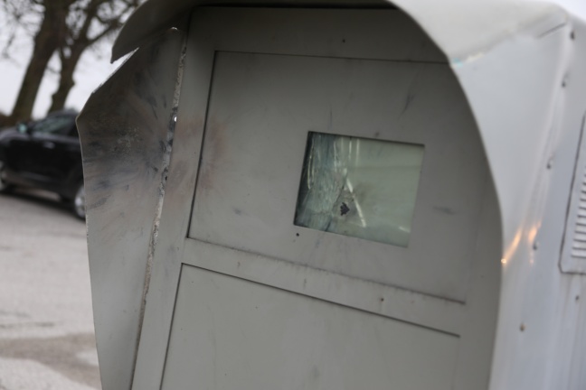 Radarbox in Wels-Puchberg gesprengt und schwer beschädigt