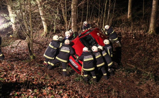 Auto bei Unfall in Hartkirchen über Böschung gestürzt