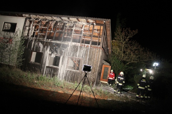 Aufgelassenes Clubheim in Brand gesteckt