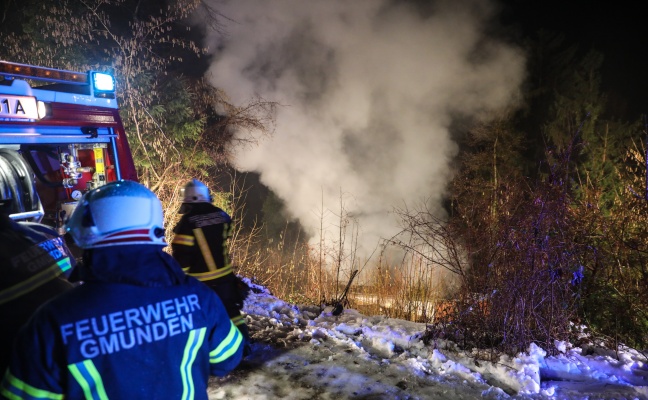 Schwieriger Löscheinsatz bei Brand eines Wochenendhauses in Gmunden