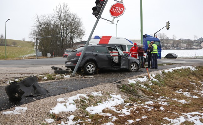 Verkehrsampel und Straßenbeleuchtung bei Verkehrsunfall in Thalheim bei Wels beschädigt