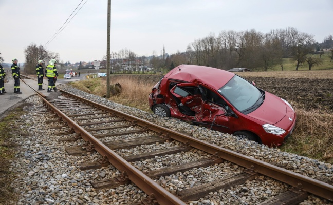 Auto auf Bahnübergang in Scharten von Zug erfasst