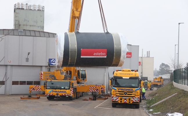 Spektakuläre Verladearbeiten von 80 Tonnen schweren Kesseln in Marchtrenk