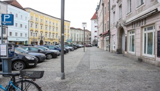 Zwei Asylwerber nach Messerattacke auf 29-Jährigen am Welser Stadtplatz als Täter ausgeforscht | Foto: laumat.at/Matthias Lauber Zwei Asylwerber nach Messerattacke auf 29-Jährigen am Welser Stadtplatz als Täter ausgeforscht
