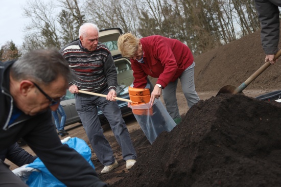 Großes Interesse an kostenlosem Qualitätskompost der Energie AG in Wels-Schafwiesen | Foto: laumat.at/Matthias Lauber Großes Interesse an kostenlosem Qualitätskompost der Energie AG in Wels-Schafwiesen