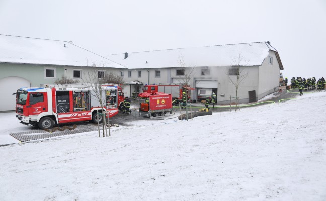 Langwieriger Löscheinsatz für die Feuerwehren bei Brand eines Hackschnitzelbunkers in St. Florian