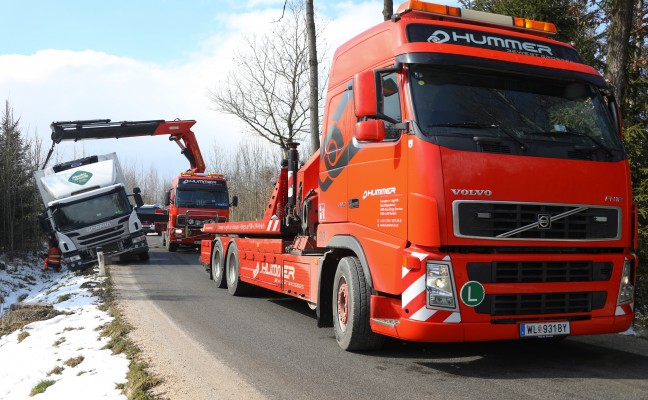 LKW landet nach Ausweichmanöver auf schmaler Straße bei Sipbachzell im Straßengraben