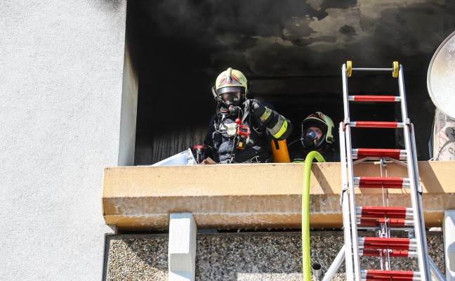Feuerwehr bei ausgedehntem Wohnungsbrand in Wels-Vogelweide im Einsatz