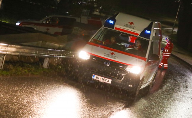 Notarzt und Polizei nach schwerer Stichverletzung in Lambach im Einsatz