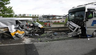 Tödlicher Verkehrsunfall auf Rieder Straße in Tumeltsham | Foto: laumat.at/Matthias Lauber Tödlicher Verkehrsunfall auf Rieder Straße in Tumeltsham