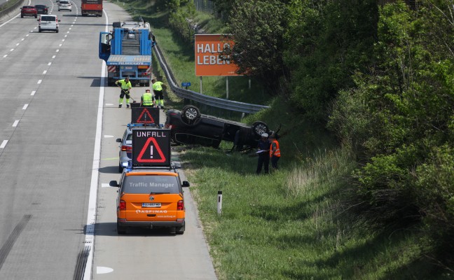 Unfall mit Fahrzeugüberschlag auf Westautobahn bei Sipbachzell endet glimpflich