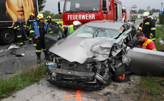 Schwerer Verkehrsunfall zwischen LKW und PKW in Neuhofen an der Krems