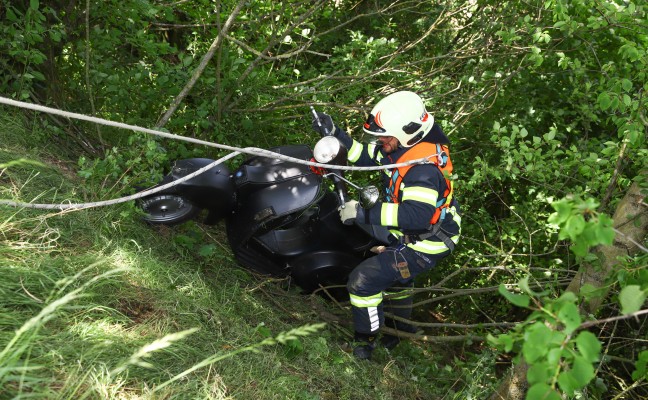 Motorroller bei Verkehrsunfall in Wels-Puchberg über Böschung gestürzt