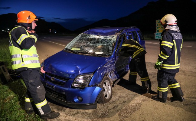 Kreuzungscrash mit Autoüberschlag in Grünburg fordert mehrere Verletzte
