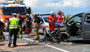 Schwerer Crash in Linz-Ebelsberg fordert ein Todesopfer und fünf teils Schwerverletzte | Foto: laumat.at/Matthias Lauber Schwerer Crash in Linz-Ebelsberg fordert ein Todesopfer und fünf teils Schwerverletzte