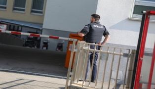 Polizeieinsatz im Klinikum: Schwerverletzter Intensivpatient nach Eifersuchtsstreit mit Umbringen bedroht | Foto: laumat.at/Matthias Lauber Polizeieinsatz im Klinikum: Schwerverletzter Intensivpatient nach Eifersuchtsstreit mit Umbringen bedroht