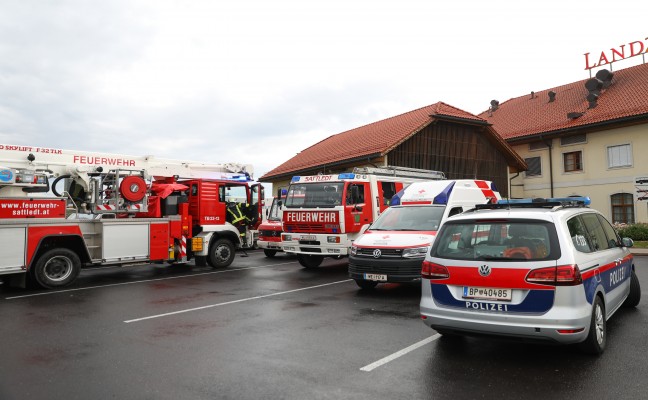 Einsatz der Feuerwehr nach CO2-Alarm im Kühlraum eines Restaurants in Sattledt