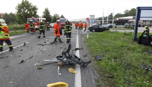 Tödlicher Verkehrsunfall zwischen LKW und zwei PKW auf Innviertler Straße in Schlüßlberg | Foto: laumat.at/Matthias Lauber Tödlicher Verkehrsunfall zwischen LKW und zwei PKW auf Innviertler Straße in Schlüßlberg