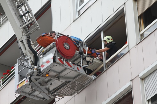 Feuerwehr holt 180-Kilo-Mann mit Teleskopmastbühne aus Wohnung