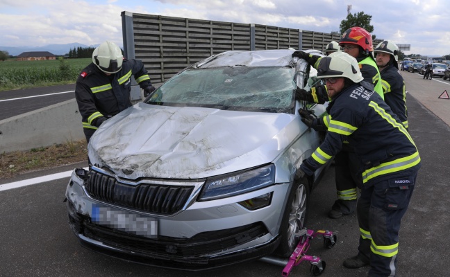 Auto bei Verkehrsunfall auf Westautobahn in Sattledt überschlagen