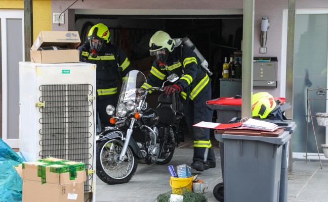 Treibstoffaustritt in Garage löste Einsatz der Feuerwehr in Wallern an der Trattnach aus