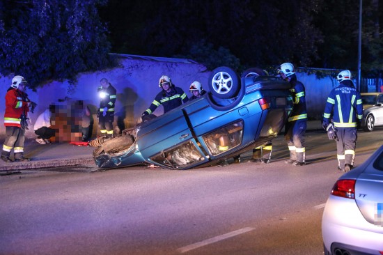 Auto bei Verkehrsunfall in Wels-Lichtenegg überschlagen | Foto: laumat.at/Matthias Lauber Auto bei Verkehrsunfall in Wels-Lichtenegg überschlagen