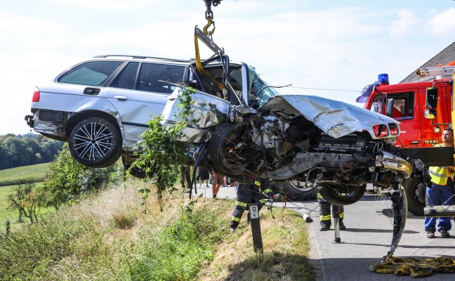 Auto bei Unfall in Allhaming mehrmals über steile Böschung überschlagen