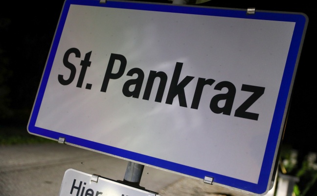 Nächtliche Rettung von zwei abgestürzten Kraftfahrern in St. Pankraz