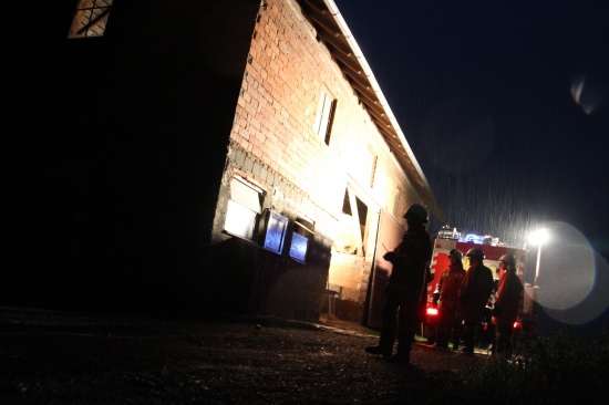 Feuerwehren nach Blitzeinschlag in Bauernhof in Schlüßlberg im Einsatz