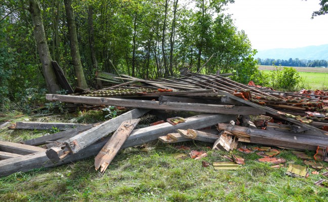 Person in Schlierbach aus eingestürztem Holzschuppen gerettet