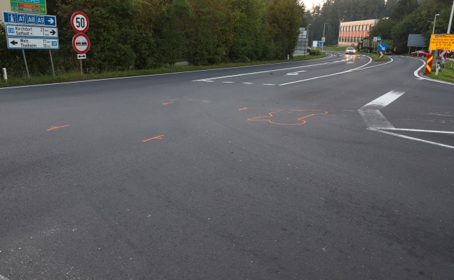 Motorrad mit Auto im Kreuzungsbereich in Sattledt kollidiert