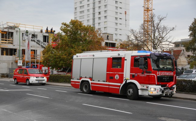 Verletzter Arbeiter auf Baustelle in Wels-Innenstadt mittels Drehleiter gerettet