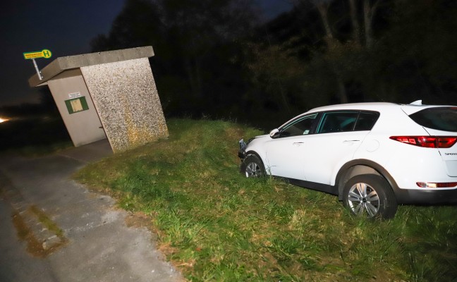 Auto kracht auf Steyrtalstraße in Waldneukirchen gegen Wartehäuschen