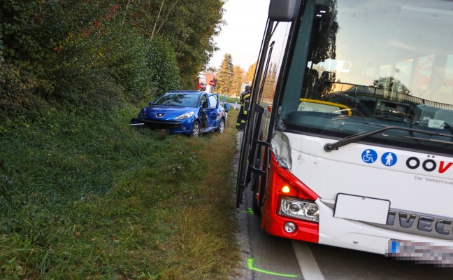 Crash zwischen PKW und Linienbus auf Rieder Straße in Aurolzmünster fordert eine Verletzte