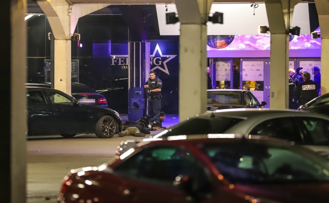 Großeinsatz der Polizei nach Schüssen vor Discothek in Wels-Pernau