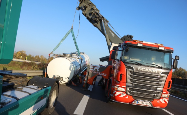 LKW verlor auf Welser Autobahn bei Weißkirchen an der Traun Sattelauflieger
